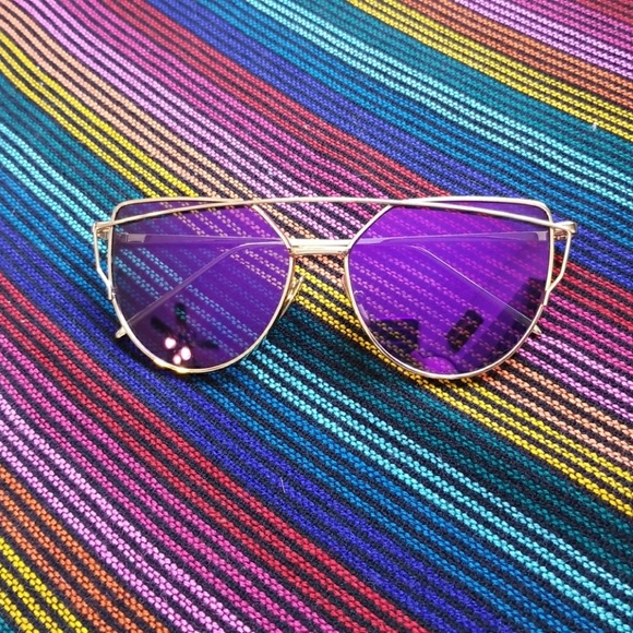 Accessories - Gold sunglasses